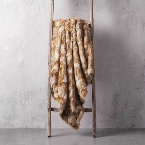 ARHAUS FAUX FUR THROW BLANKET IN AMBER/BROWN